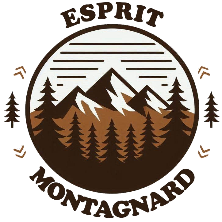 Un logo circulaire présentant l'entreprise esprit montagnard avec des montagne et une forêt dans les tons bruns avec un fond transparent